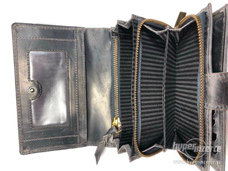 Dámská kožená peněženka s motivem - černá - foto 4
