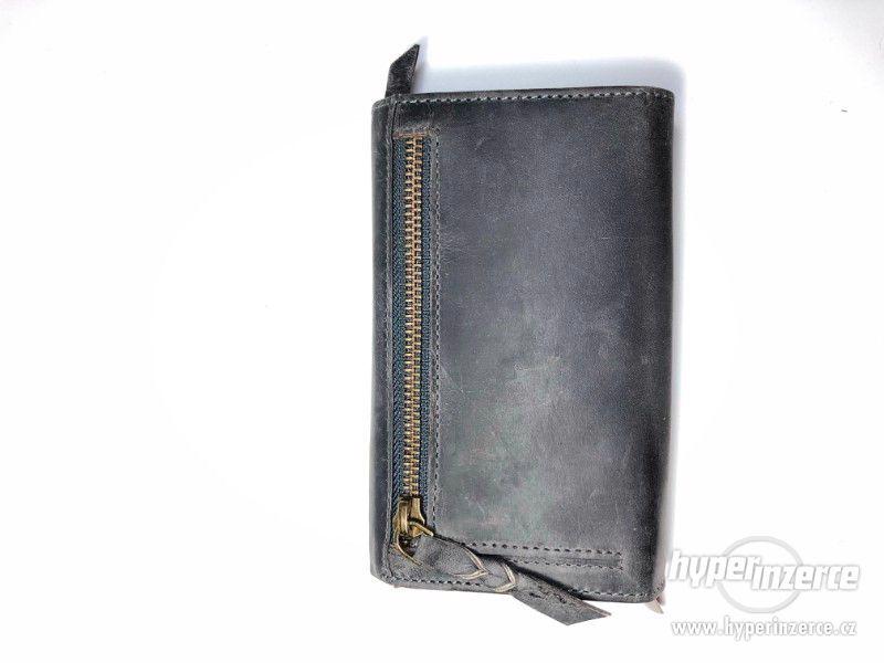 Dámská kožená peněženka s motivem - černá - foto 5