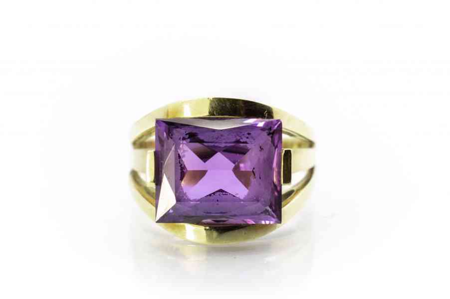 Zlatý prsten s fialovým kamenem, vel. 56 - foto 1