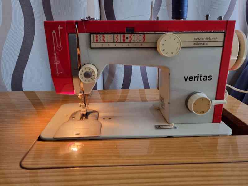 Retro skříňový šicí stroj Veritas - foto 5
