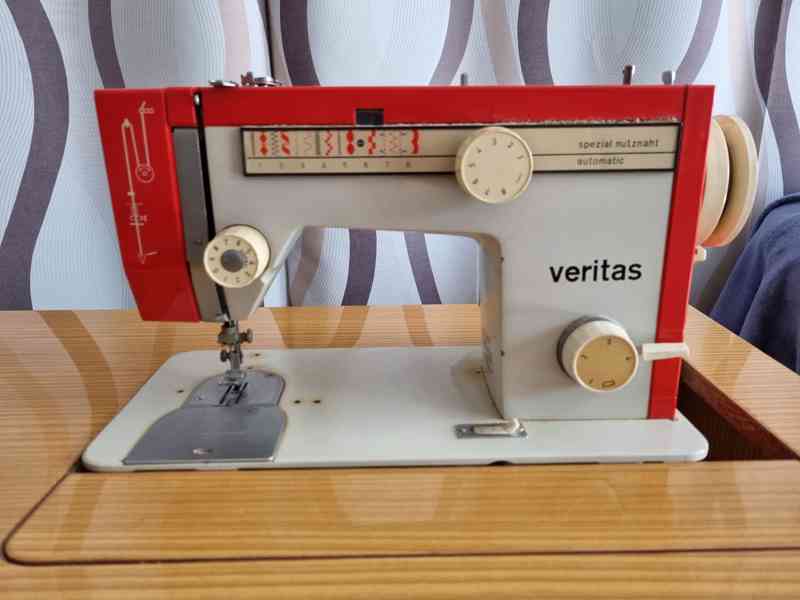 Retro skříňový šicí stroj Veritas - foto 4