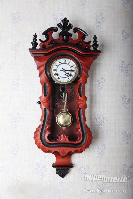 Starožitné nástěnné hodiny s kyvadlem - foto 1