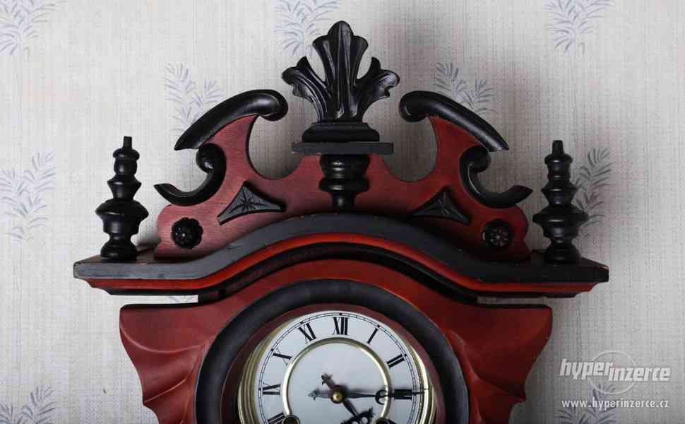 Starožitné nástěnné hodiny s kyvadlem - foto 4