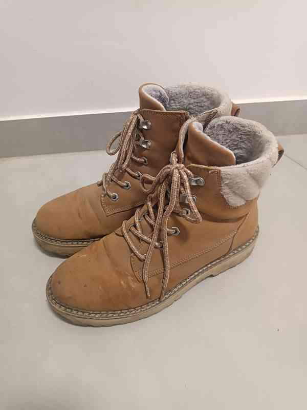 Pořádně nošené dámské zimní botičky  - foto 4