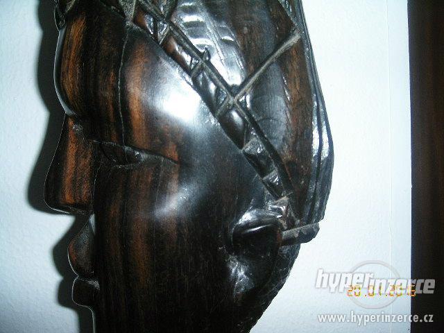 Dřevěná hlava ženy. - foto 4