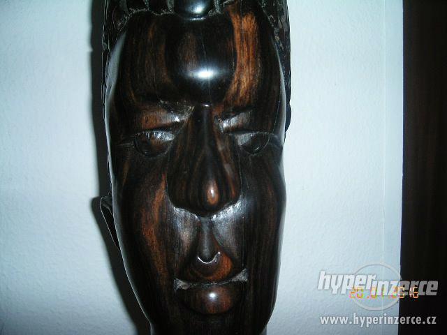 Dřevěná hlava ženy. - foto 5