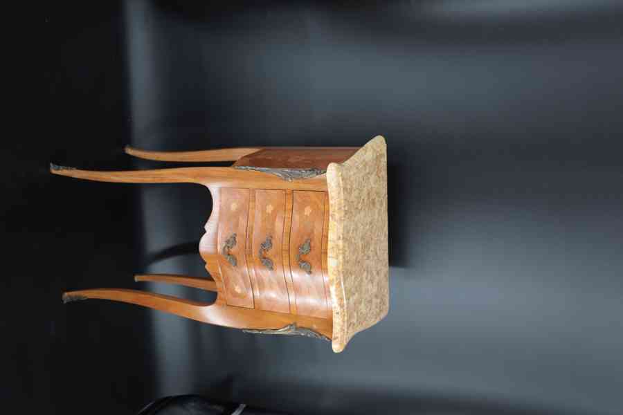Intarzovaná komodka s vrchní mramorovou deskou - foto 4