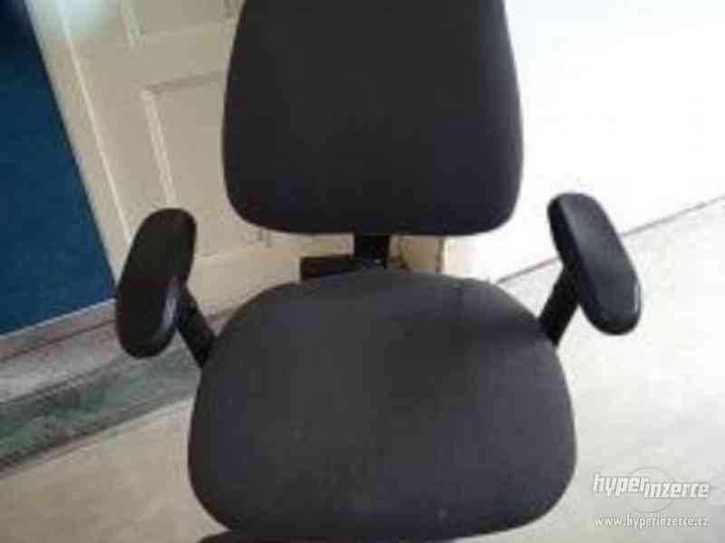 Kancelářské křeslo a židle - foto 2