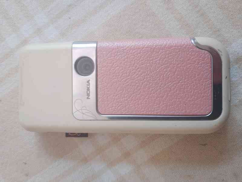 Mobilní tlačítkový telefon Nokia 7360 růžová - maketa - foto 2