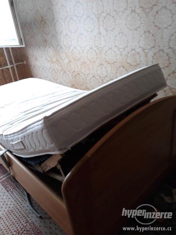 Prodám postel masív 200x90, el.ovl.rošt+ tvrd.zdrav.matraci - foto 5