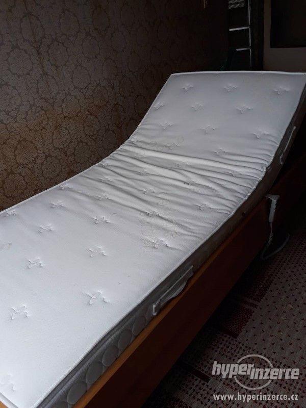 Prodám postel masív 200x90, el.ovl.rošt+ tvrd.zdrav.matraci - foto 7