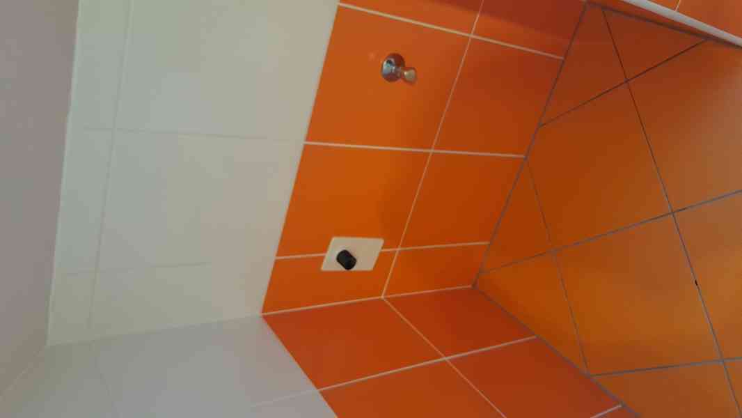 Garsonka-pokoj 22m, v  r. domě 1.patro s příslušenstvím - foto 11