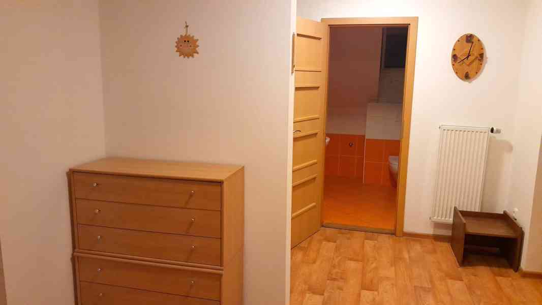 Garsonka-pokoj 22m, v  r. domě 1.patro s příslušenstvím - foto 17