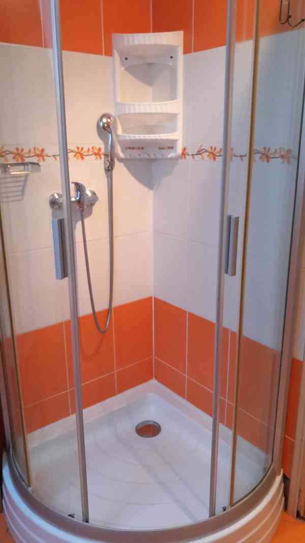 Garsonka-pokoj 22m, v  r. domě 1.patro s příslušenstvím - foto 9