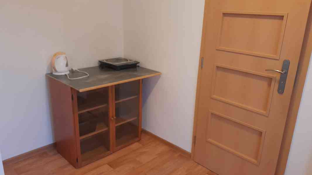 Garsonka-pokoj 22m, v  r. domě 1.patro s příslušenstvím - foto 3