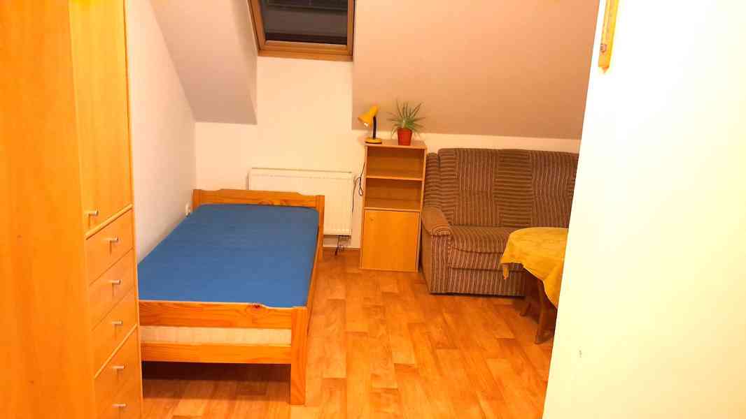 Garsonka-pokoj 22m, v  r. domě 1.patro s příslušenstvím - foto 19