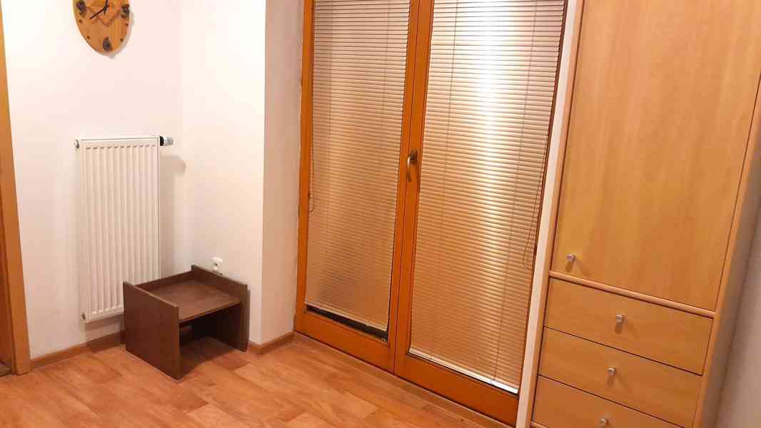 Garsonka-pokoj 22m, v  r. domě 1.patro s příslušenstvím - foto 18