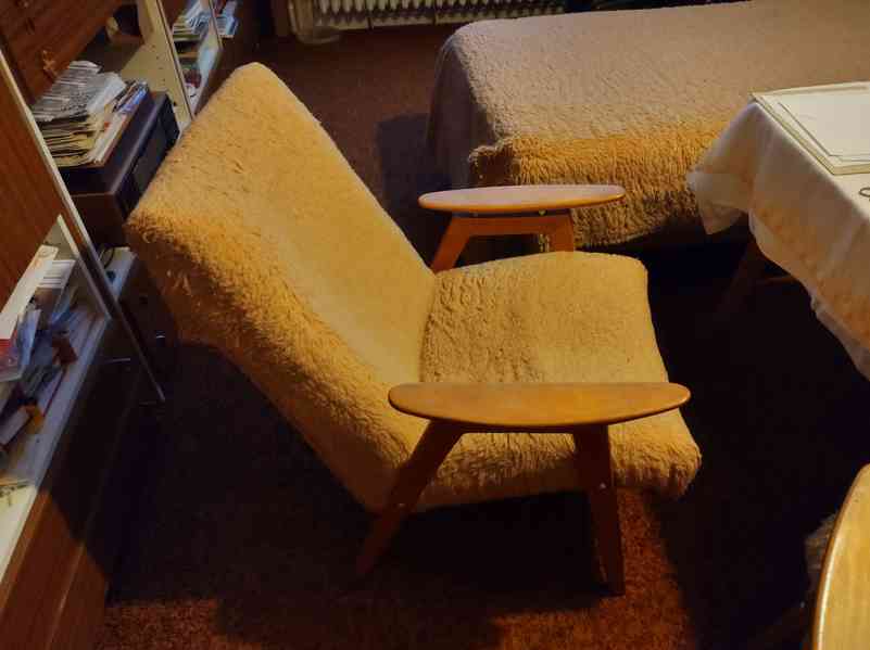 Prodám levně 2 stabilní retro křesla z dřevěnými područkami - foto 3