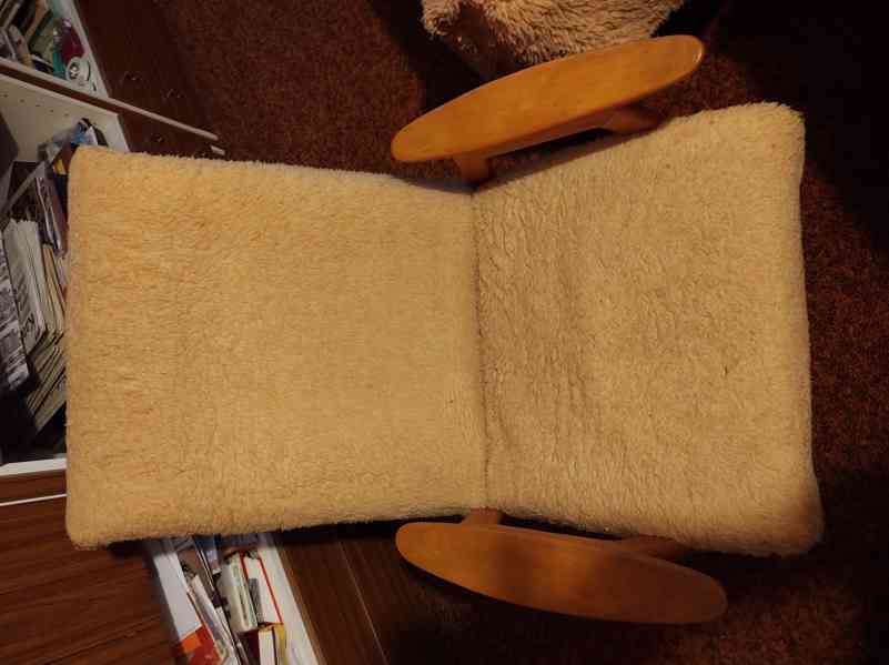 Prodám levně 2 stabilní retro křesla z dřevěnými područkami - foto 2