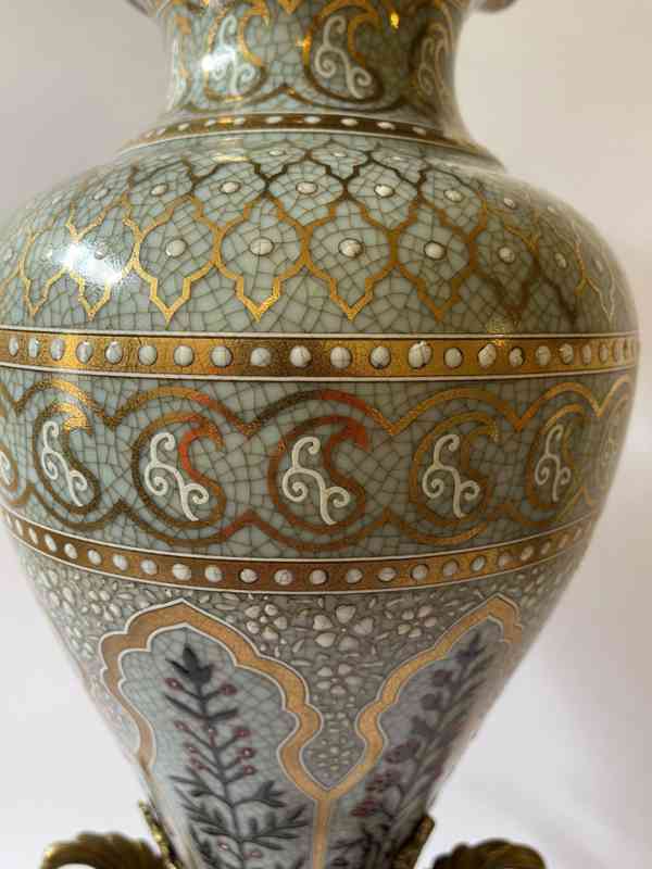 Luxusní velká porcelánová váza s mosaznou figurální montáží - foto 3