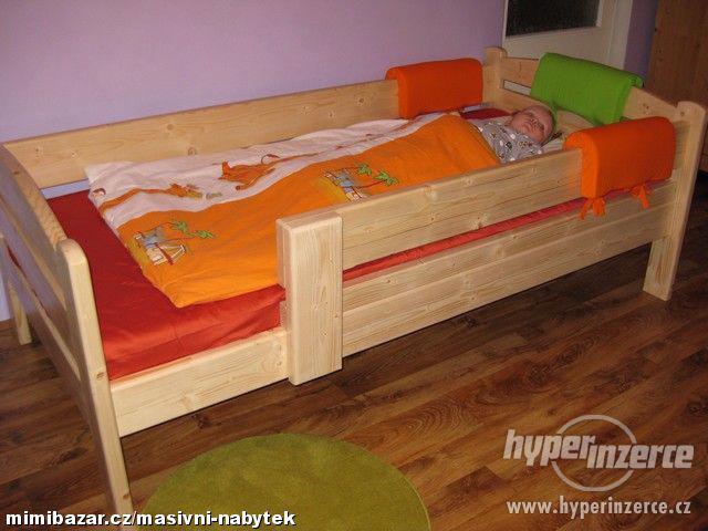 Dřevěná postel se zábranou –NOVÁ. - foto 1