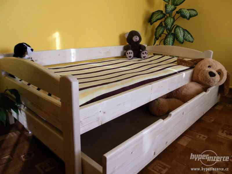Dřevěná postel se zábranou –NOVÁ. - foto 2