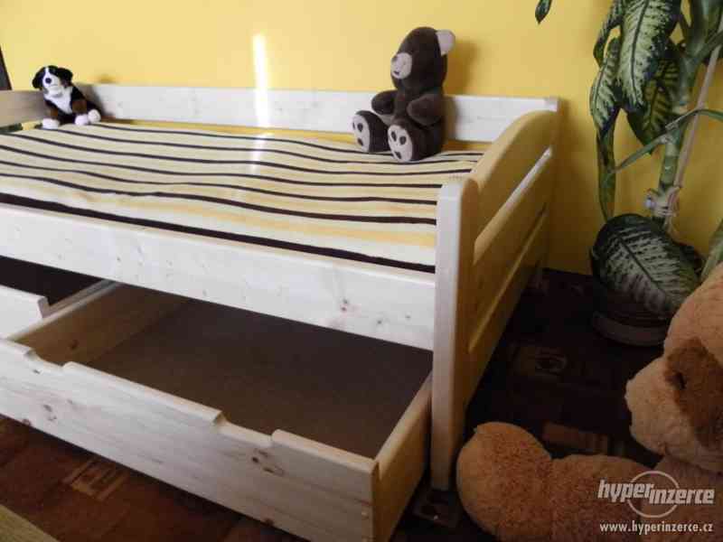 Dřevěná postel se zábranou –NOVÁ. - foto 3