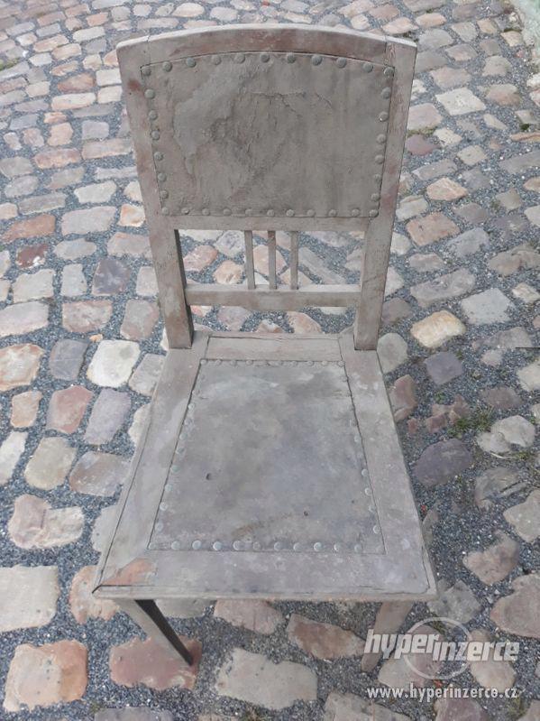 Starožitmá židle s koženým sedákem. - foto 1