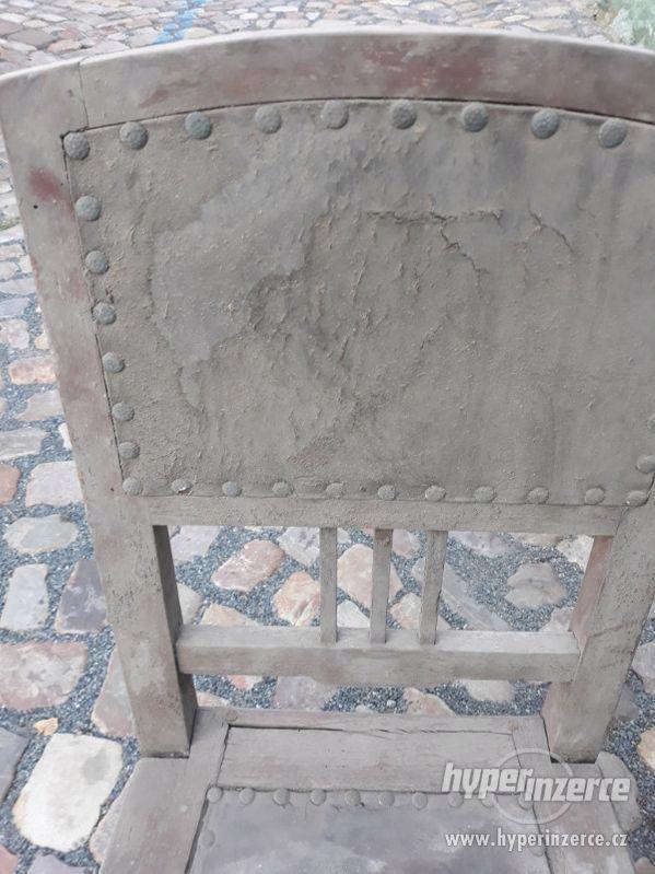 Starožitmá židle s koženým sedákem. - foto 4