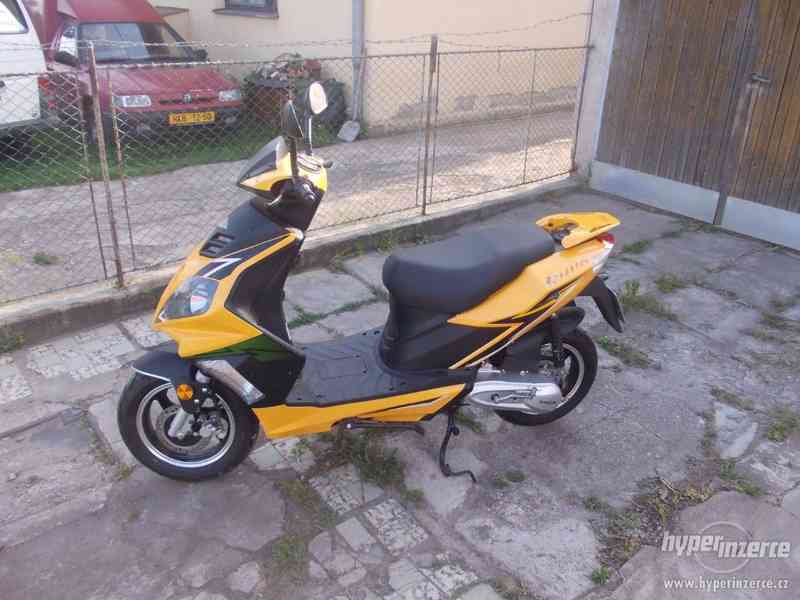 Skútr do 50ccm, řidičák AM - foto 2
