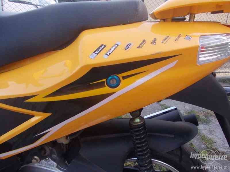 Skútr do 50ccm, řidičák AM - foto 4