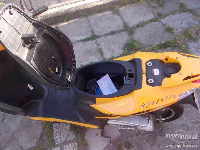 Skútr do 50ccm, řidičák AM - foto 6