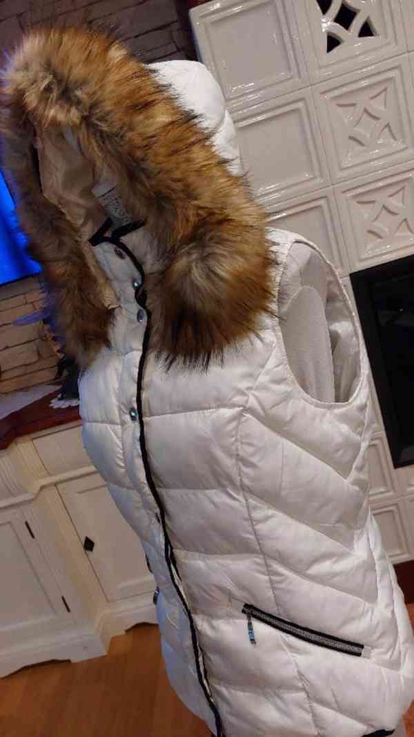 Prošívaná lehounká vesta s kapucí  - foto 7