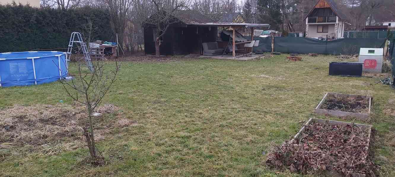 Pronájem dřevěné chatky a části zahrady v Rokycanech - foto 8