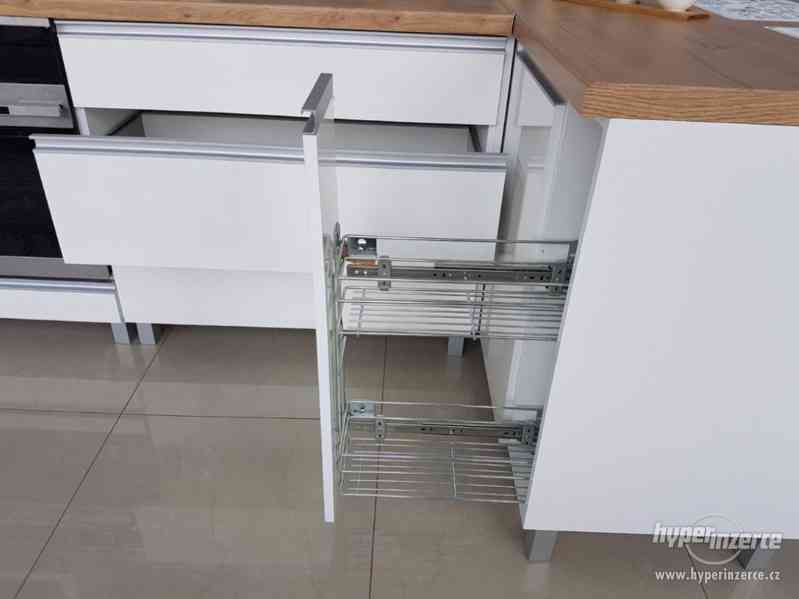 Elegantní moderní kuchyňská linka na MÍRU - foto 2