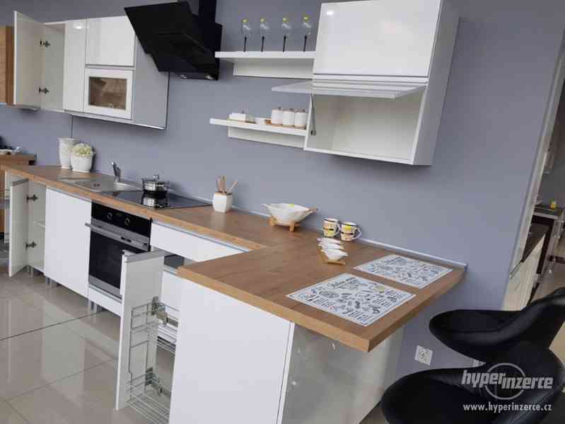 Elegantní moderní kuchyňská linka na MÍRU - foto 3