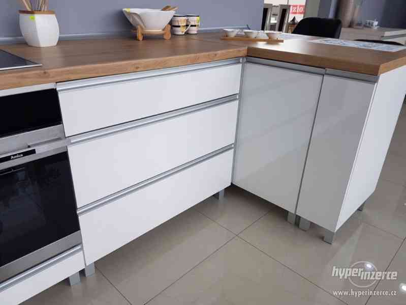 Elegantní moderní kuchyňská linka na MÍRU - foto 8