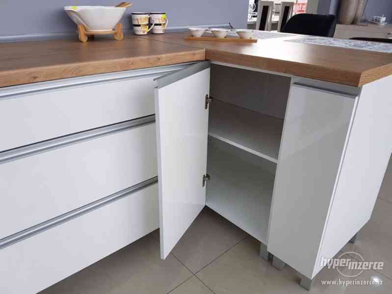Elegantní moderní kuchyňská linka na MÍRU - foto 9