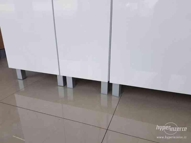 Elegantní moderní kuchyňská linka na MÍRU - foto 11