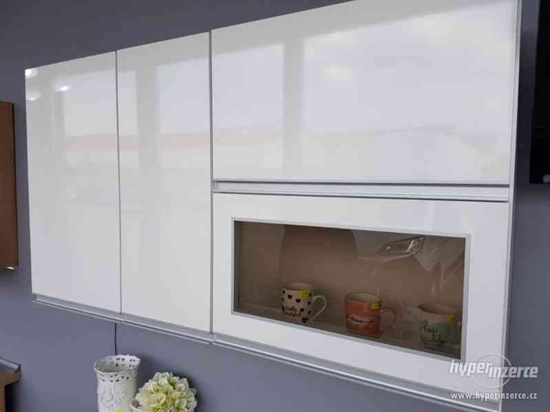 Elegantní moderní kuchyňská linka na MÍRU - foto 12