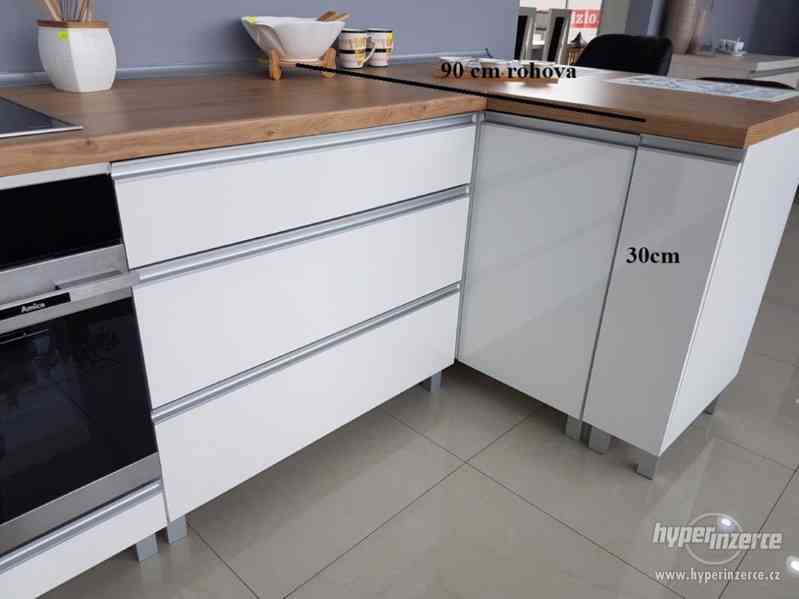 Elegantní moderní kuchyňská linka na MÍRU - foto 14