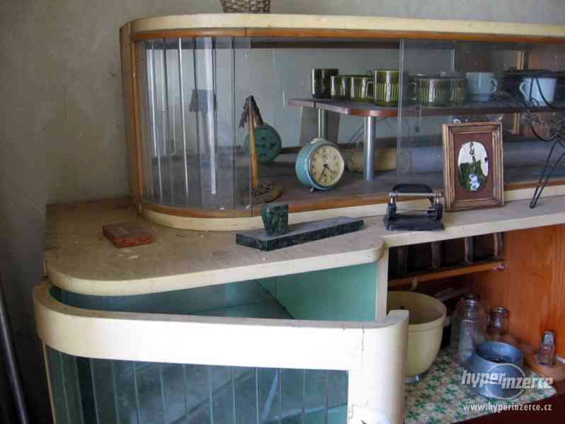 Dobová kuchyňská kredenc a stůl, 60. léta - foto 3