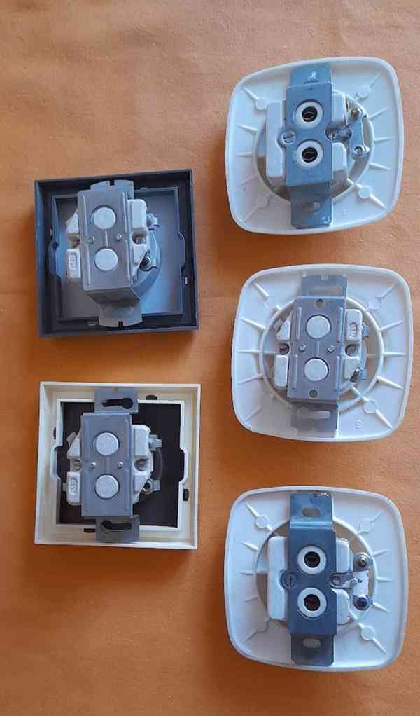 zásuvky a vypínače - foto 2