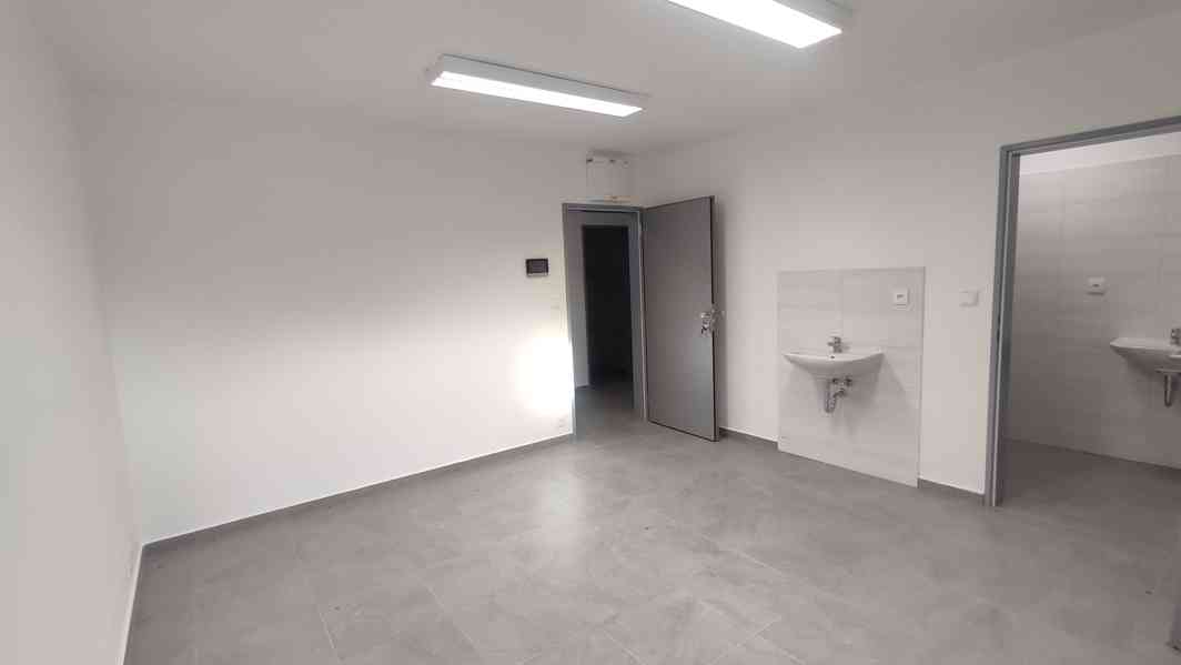 K pronájmu nové komerční prostory v Hevlíně - foto 4