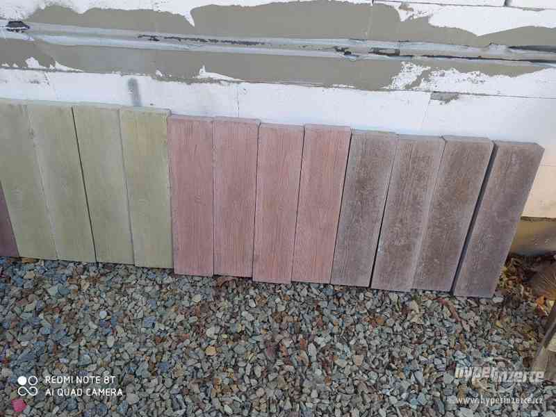 Betonová dlažba imitace dřeva - foto 1
