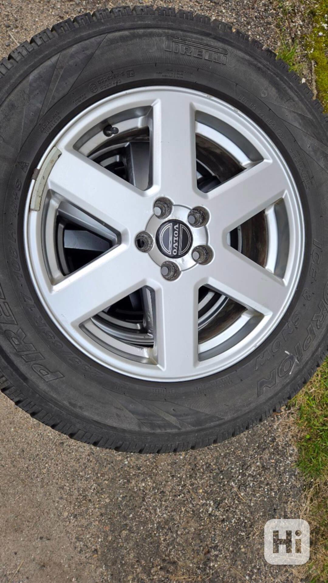 🛞 Originální alu kola Volvo XC90 17″ s pneu Pirelli  Prodám - foto 1