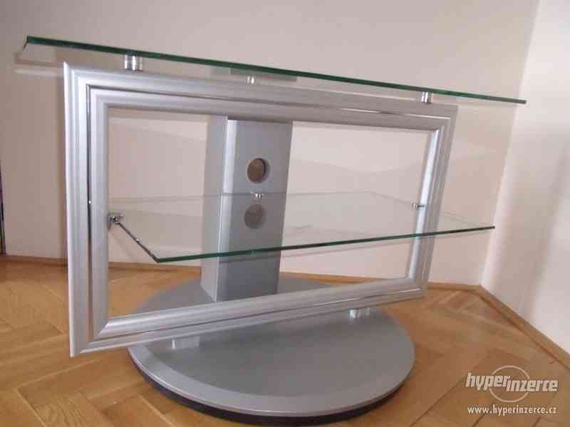 TV stolek na talířové točně - foto 1