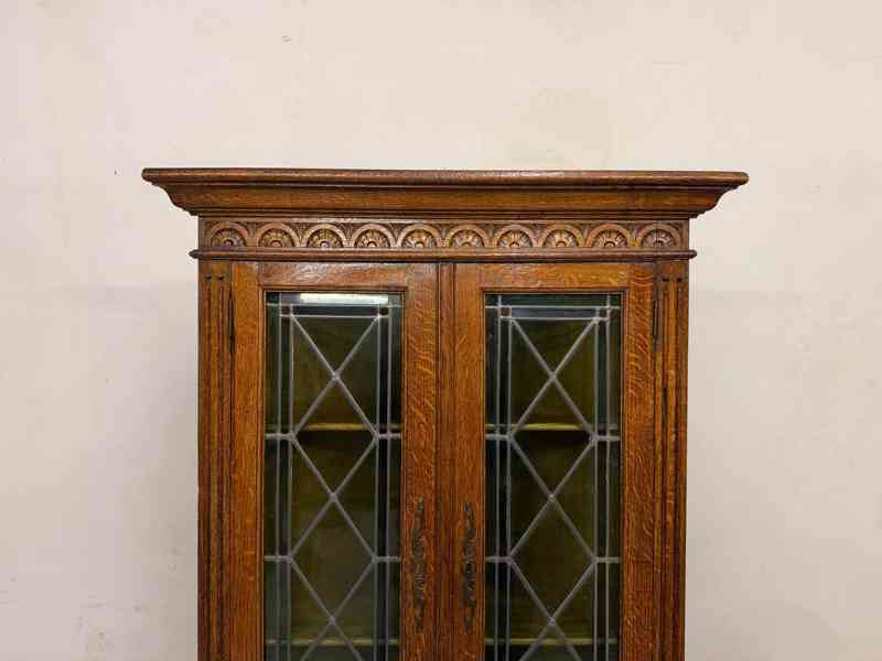 Starožitná rohová vitrína - foto 2