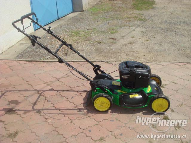 Benzínová mulčovací sekačka John Deere JS 63 - foto 2