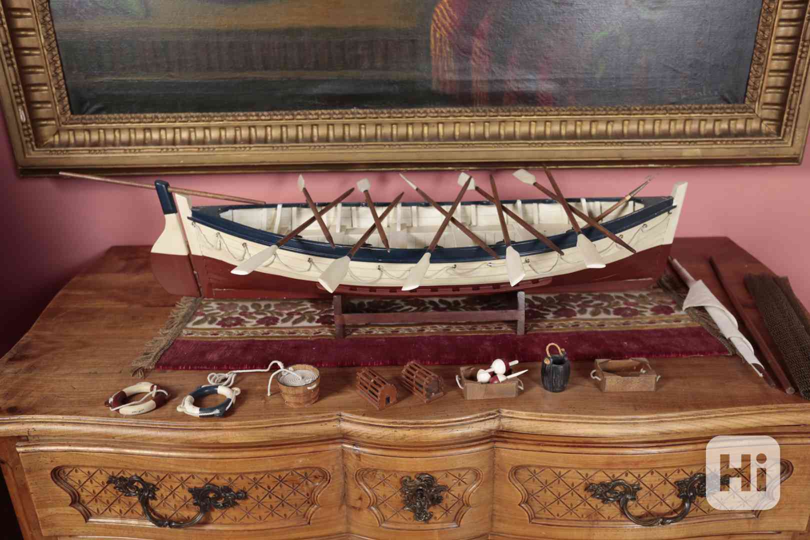 Velký dřevěný model rybářské lodi s vesly - foto 1